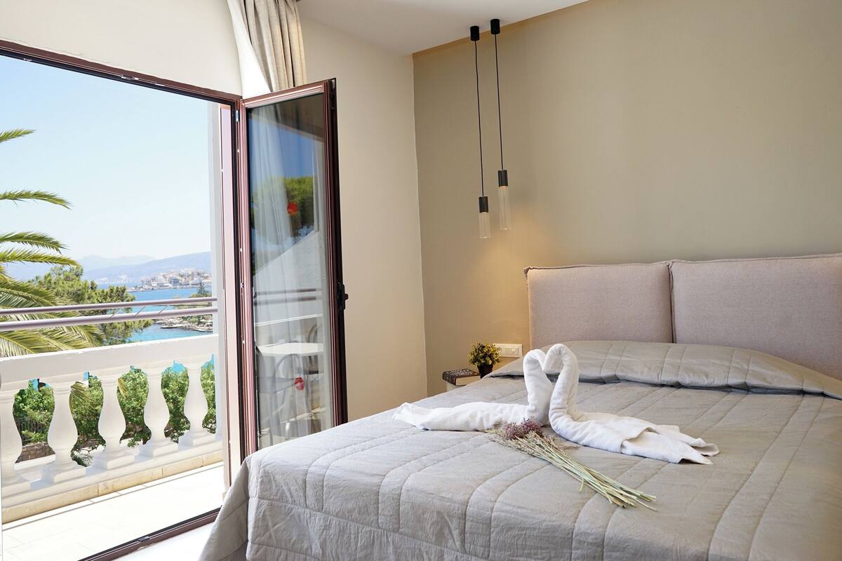 Deluxe Double Room | Minibar, in-room safe, iron/ironing board, free WiFi