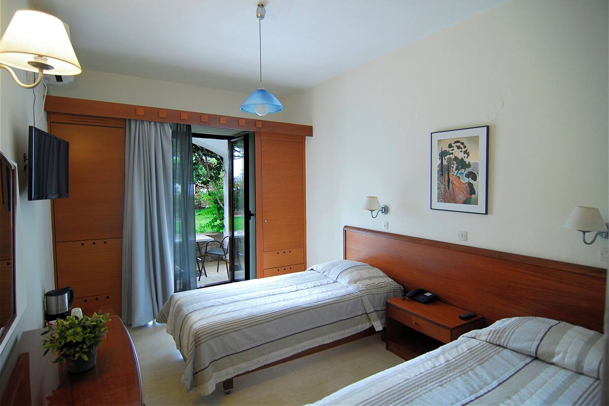 Standard Twin Room | Minibar, in-room safe, iron/ironing board, free WiFi