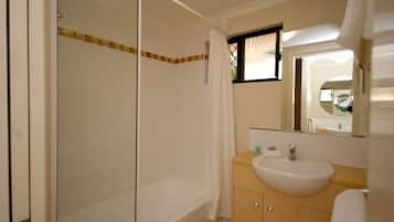 Combined shower/bathtub, free toiletries, hair dryer, towels
