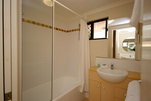Combined shower/bathtub, free toiletries, hair dryer, towels