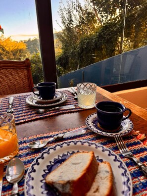 Café da manhã com buffet grátis todos os dias