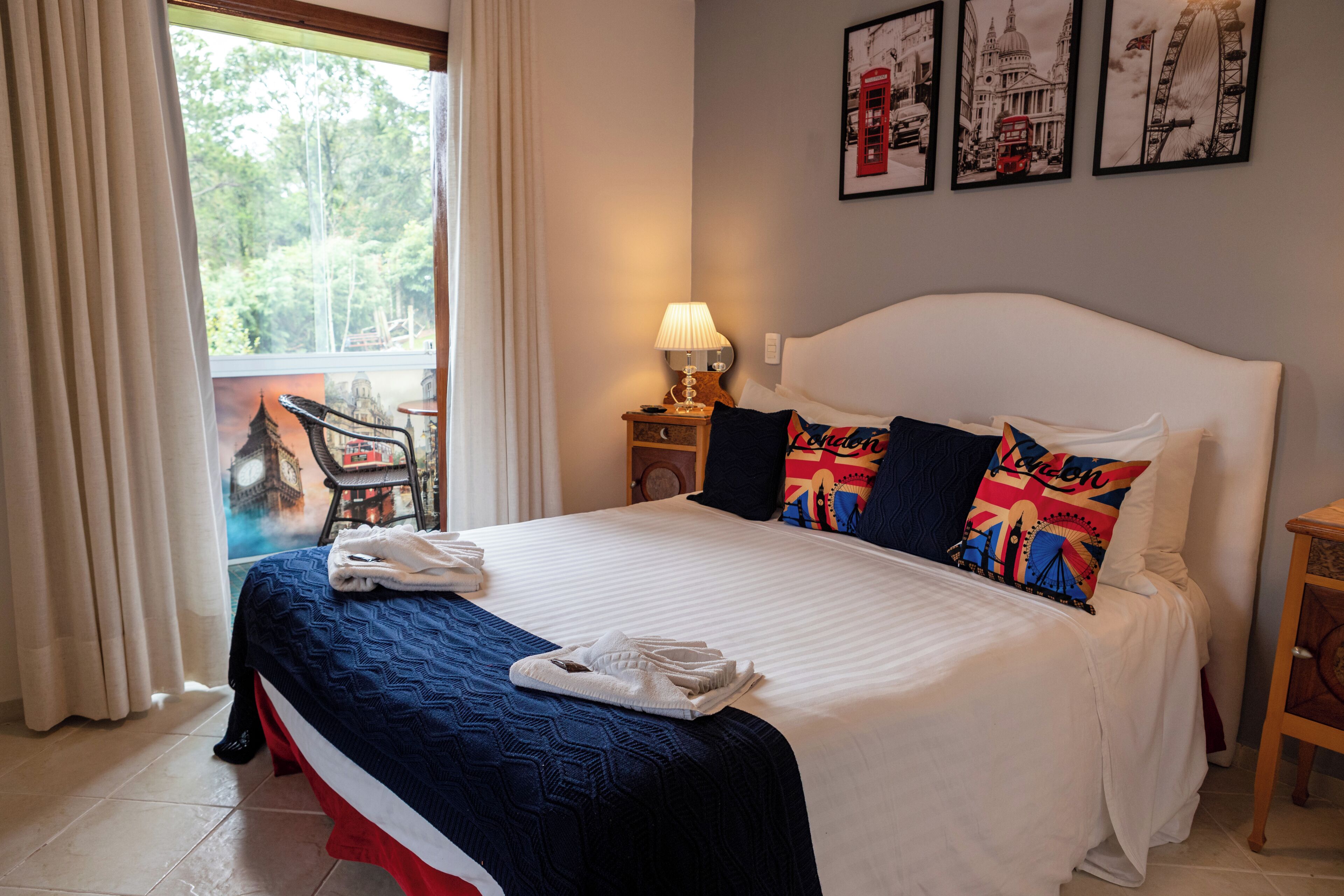 Suite Londres com Hidromassagem | Egyptian cotton sheets, premium bedding, down comforters, pillowtop beds