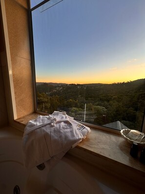 Suite Londres com Hidromassagem | Bathroom | Designer toiletries, hair dryer, towels - POUSADA DE CHARME VILA NATAL (Campos do Jordão)