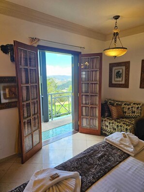 Suite Master Africa | Egyptian cotton sheets, premium bedding, down comforters, pillowtop beds - POUSADA DE CHARME VILA NATAL (Campos do Jordão)