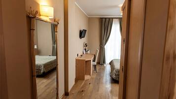 Minibar, Zimmersafe, individuell dekoriert, individuell eingerichtet