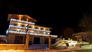 A hotel with a multi-story structure, a covered entrance, and a snow-covered ground. - Boutique Hotel Il Riccio (Roccaraso)