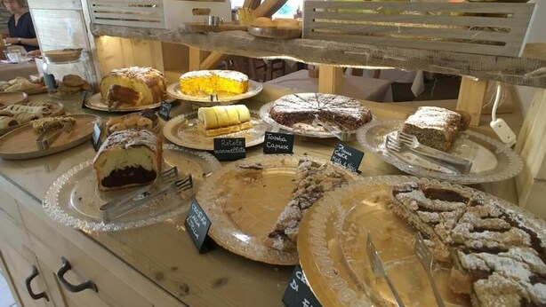 A bakery display with various desserts like cakes and pies. - Boutique Hotel Il Riccio (Roccaraso)
