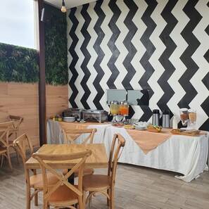 Bao gồm bữa sáng đầy đủ hàng ngày 