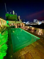 Una piscina al aire libre