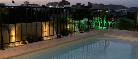 Hồ bơi ngoài trời