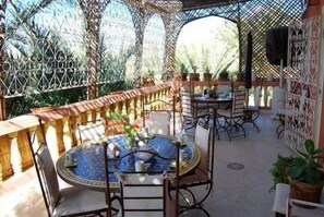 Aperto a colazione, pranzo e cena, cucina internazionale