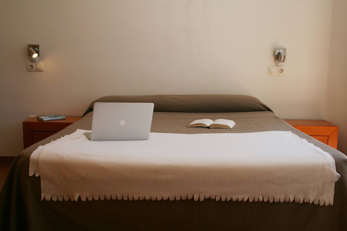 Escritorio, tabla de planchar con plancha, cunas gratuitas y wifi gratis