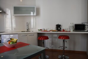 Apartamento, 2 quartos (3 pax) | Individualmente mobiliados, escrivaninha, ferros/tábuas de passar roupa