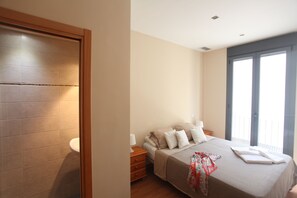 Apartemen, 2 kamar tidur (4 pax) | Dilengkapi dengan perabotan berbeda-beda dan meja kerja