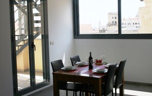 Apartemen, 3 kamar tidur, teras (4 pax) | Dilengkapi dengan perabotan berbeda-beda dan meja kerja