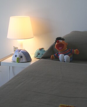 Muebles diferentes, escritorio y tabla de planchar con plancha 