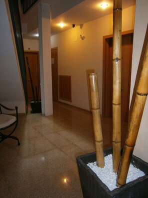 Interior entrance - Apartamentos Carmen (Alicante)