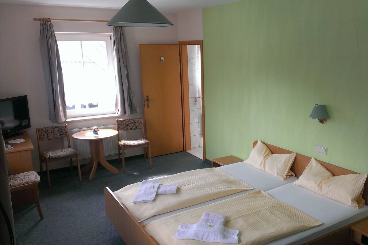 Desk, soundproofing, free cribs/infant beds, rollaway beds
