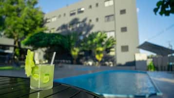 Piscina externa, guarda-sóis, espreguiçadeiras