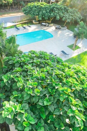 Piscine extérieure, parasols de plage, chaises longues