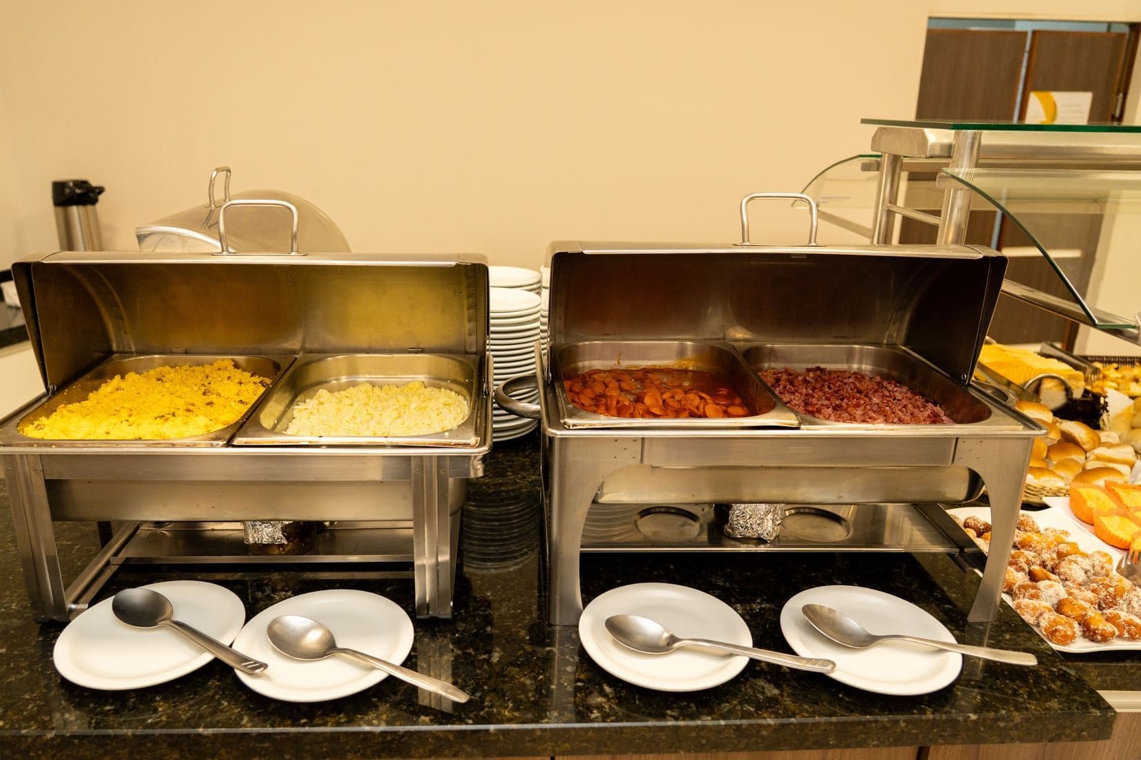 Servicio de comidas tipo buffet con diversos platos y utensilios.