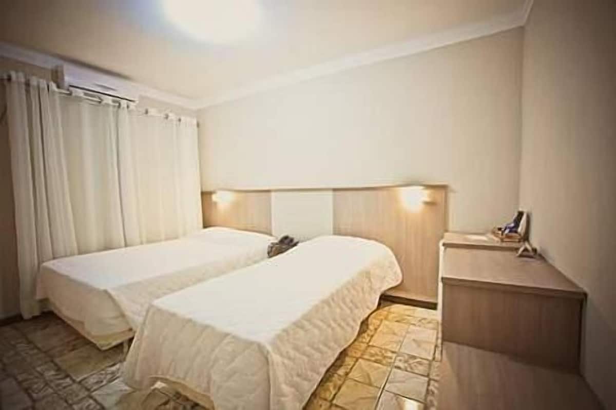 Ropa de cama hipoalergénica, minibar y muebles diferentes