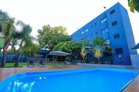 Outdoor pool, pool umbrellas, pool loungers. Iguassu Express Hotel