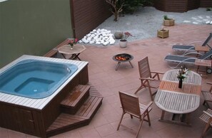 Outdoor spa tub - Town House (Reykjavik)