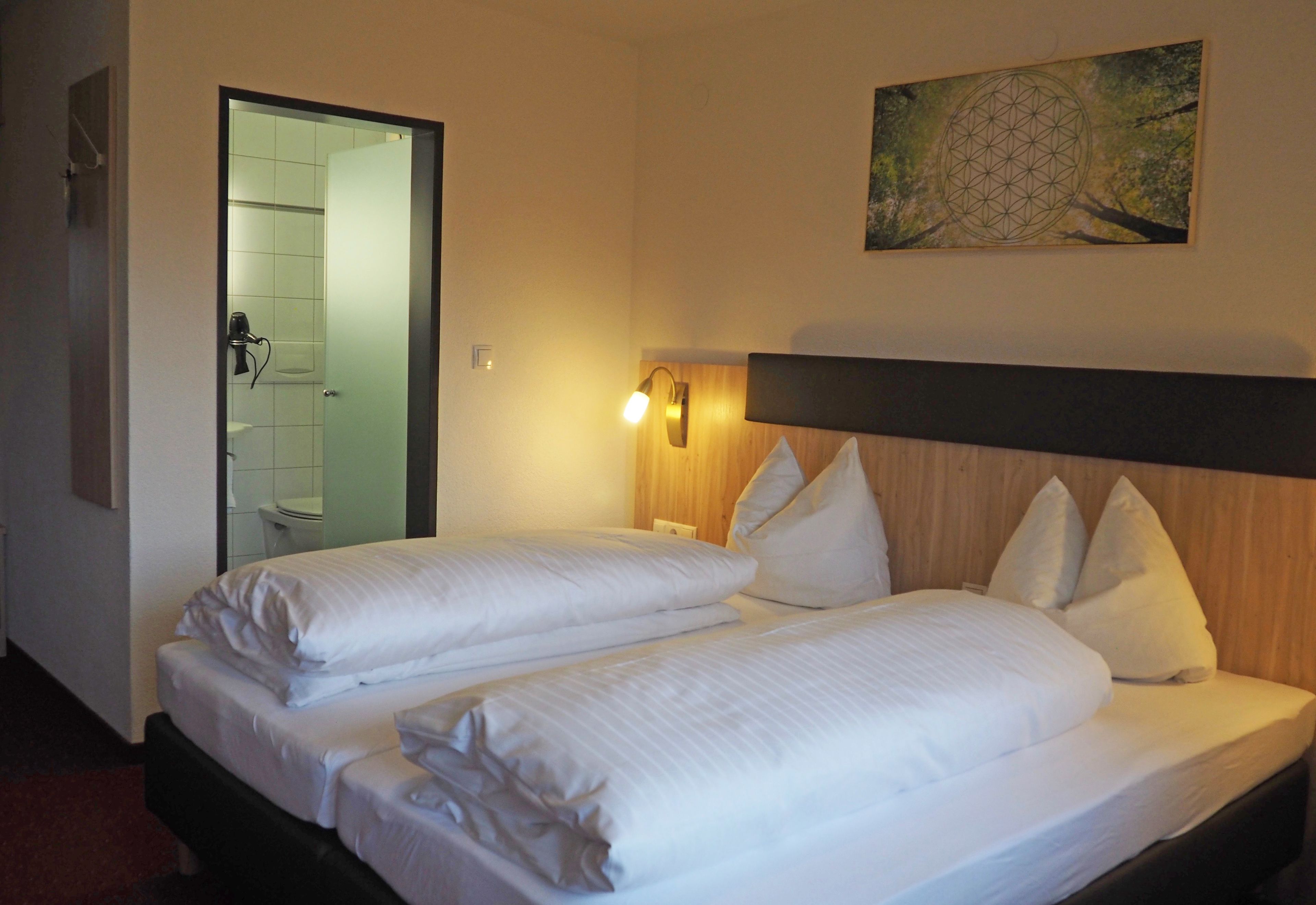 Basic-Doppelzimmer | Allergikerbettwaren, Daunenbettdecken, Betten mit Memory-Foam-Matratzen