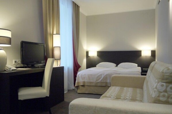 Minibar, värdeförvaringsskåp på rummet, skrivbord och ljudisolering