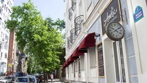 A building with a clock and a sign reading "Anelle." - Optima Collection Kharkiv Hotel (Kharkiv)