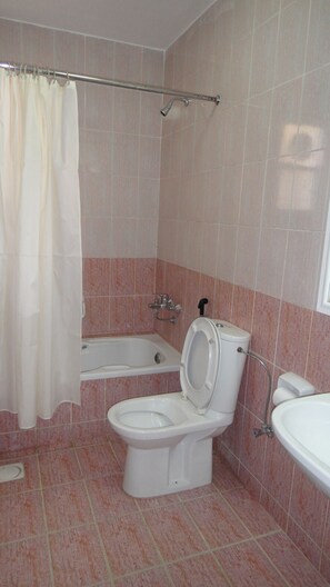 Regadera y amenidades de baño gratuitas