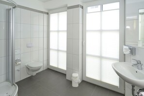 Dusche, kostenlose Toilettenartikel, Haartrockner, Handtücher
