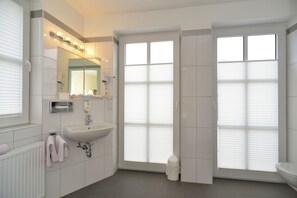 Shower, free toiletries, hair dryer, towels - Hotel Behrmann (Hamburg)