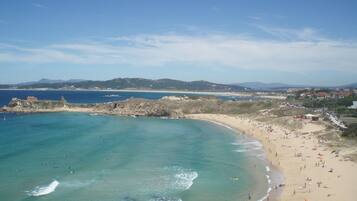 En la playa, arena blanca, 2 bares en la playa