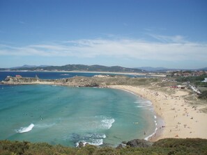 On the beach, white sand, 2 beach bars - Hotel Foxos (Sanxenxo)