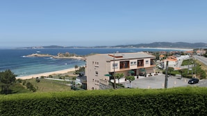 Un hotel frente al mar, con vistas a la playa y al océano.
