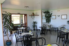 Desayuno buffet todos los días (con cargo)