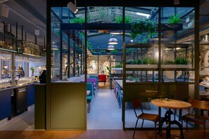 Frokost, lunsj og middag serveres, internasjonale retter 