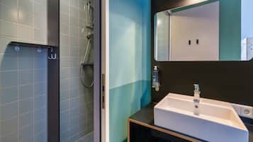 Een douche, milieuvriendelijke toiletartikelen, handdoeken
