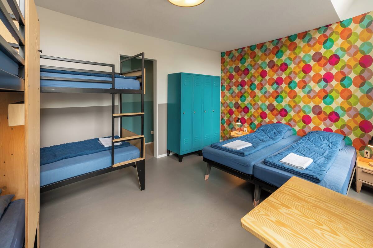 Habitación familiar, baño privado | Wifi gratis y ropa de cama