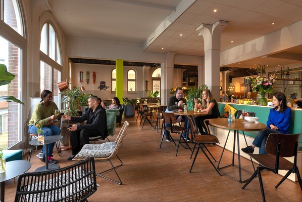 早餐,供應午餐和晚餐