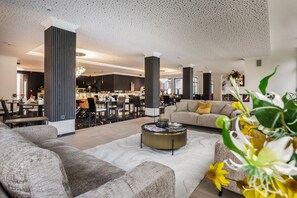 بوفيه فطور يوميًا بتكلفة قدرها (14.5 EUR للشخص)