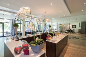 Daily buffet breakfast (EUR 14.5 per person) - salinenparc Design Budget Hotel (Erwitte)