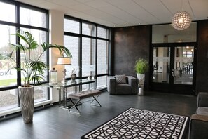 Tägliches Frühstücksbuffet (14.5 EUR pro Person)