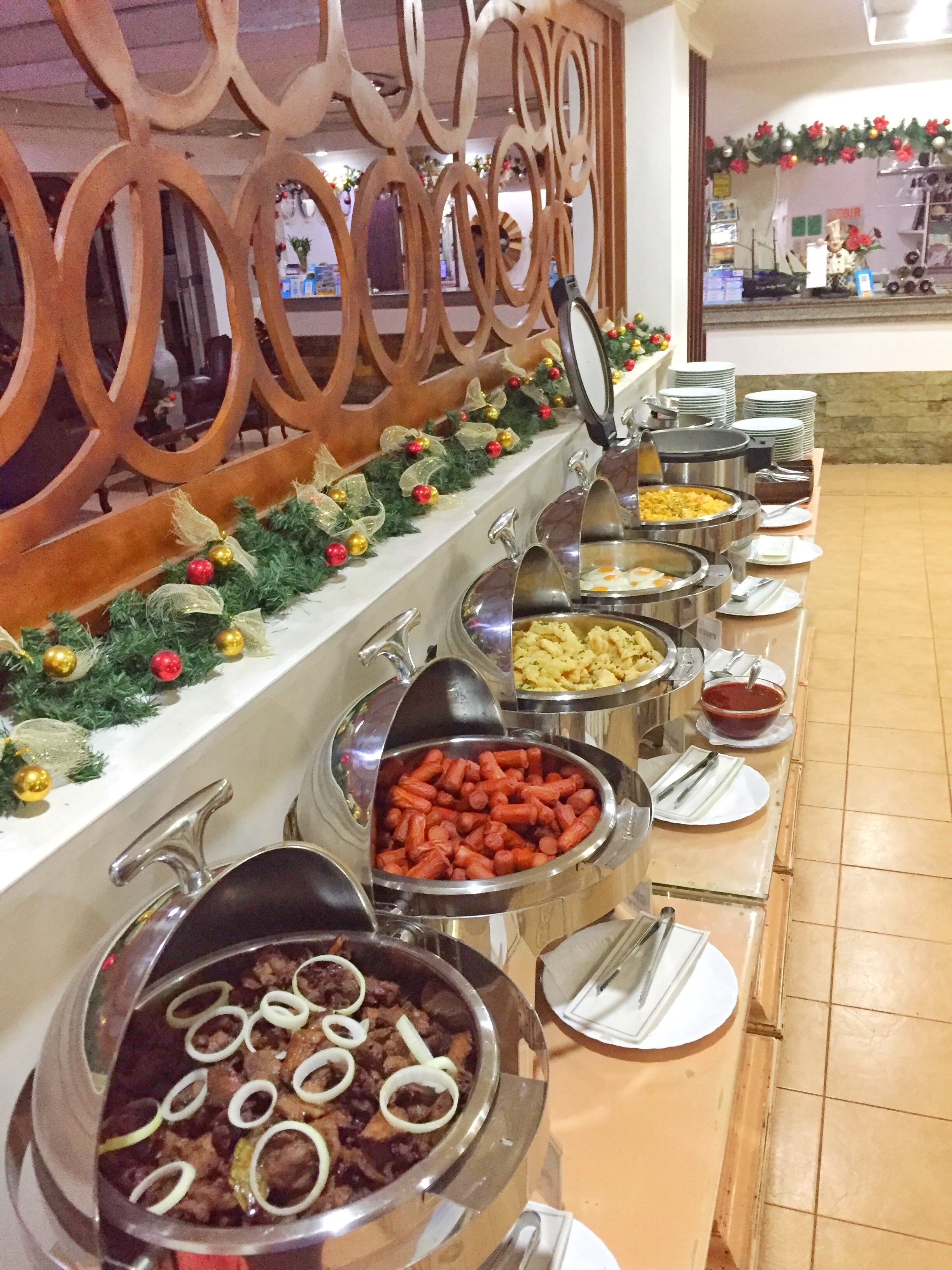 Daily buffet breakfast (PHP 400 per person)
