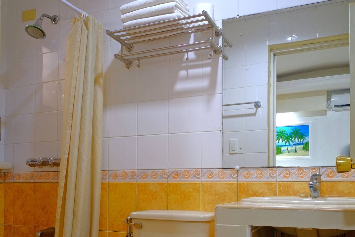 Un baño con inodoro, ducha y lavamanos.