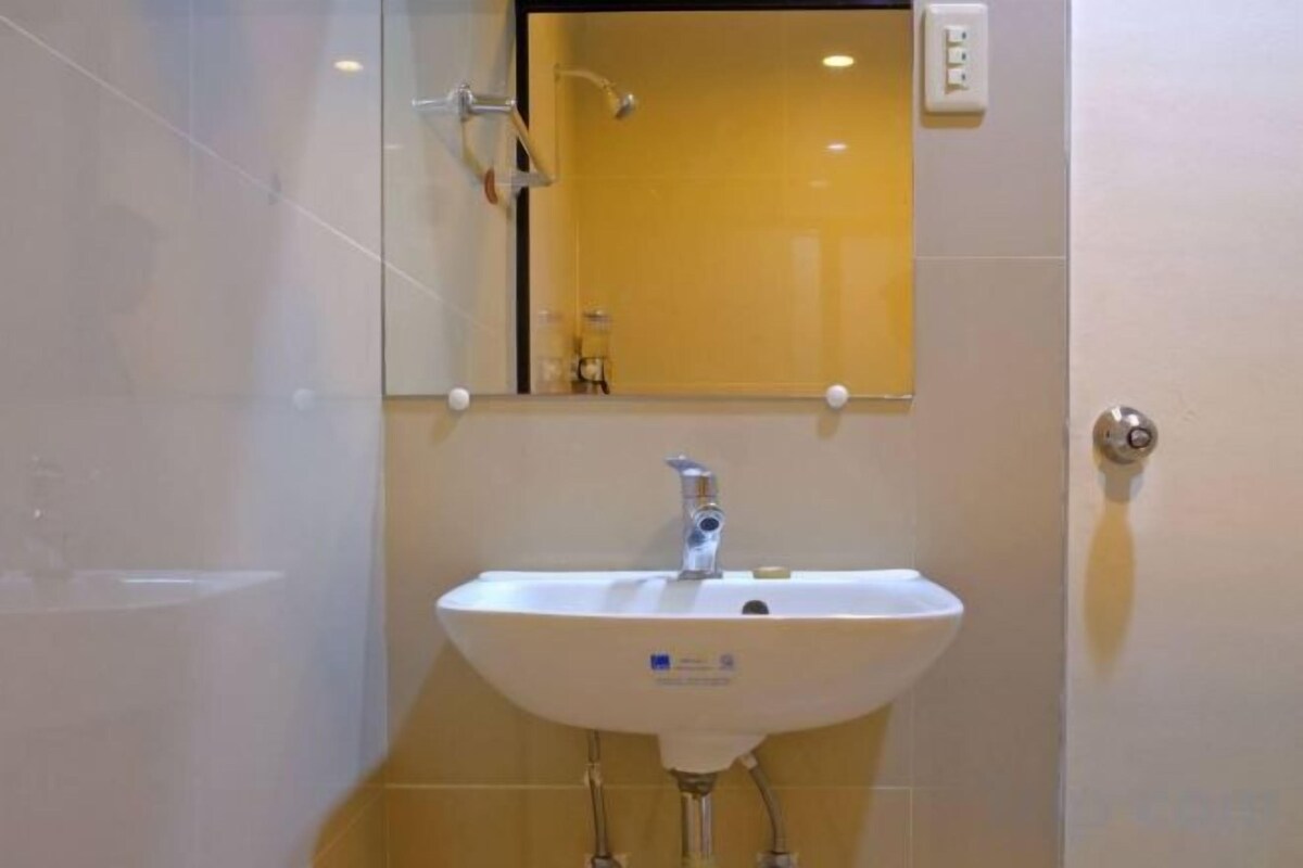 Bathroom | Shower, free toiletries, hair dryer (on request), bidet