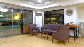 Área de estar no saguão