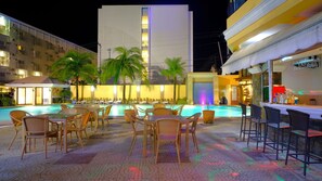 Bar en bord de piscine